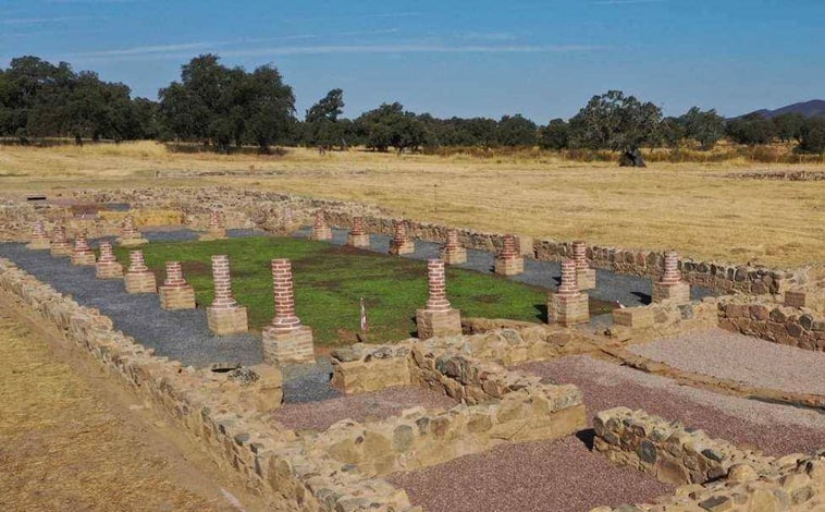 Imagen principal - La increíble ciudad romana que puedes visitar en este pueblo de la provincia de Huelva