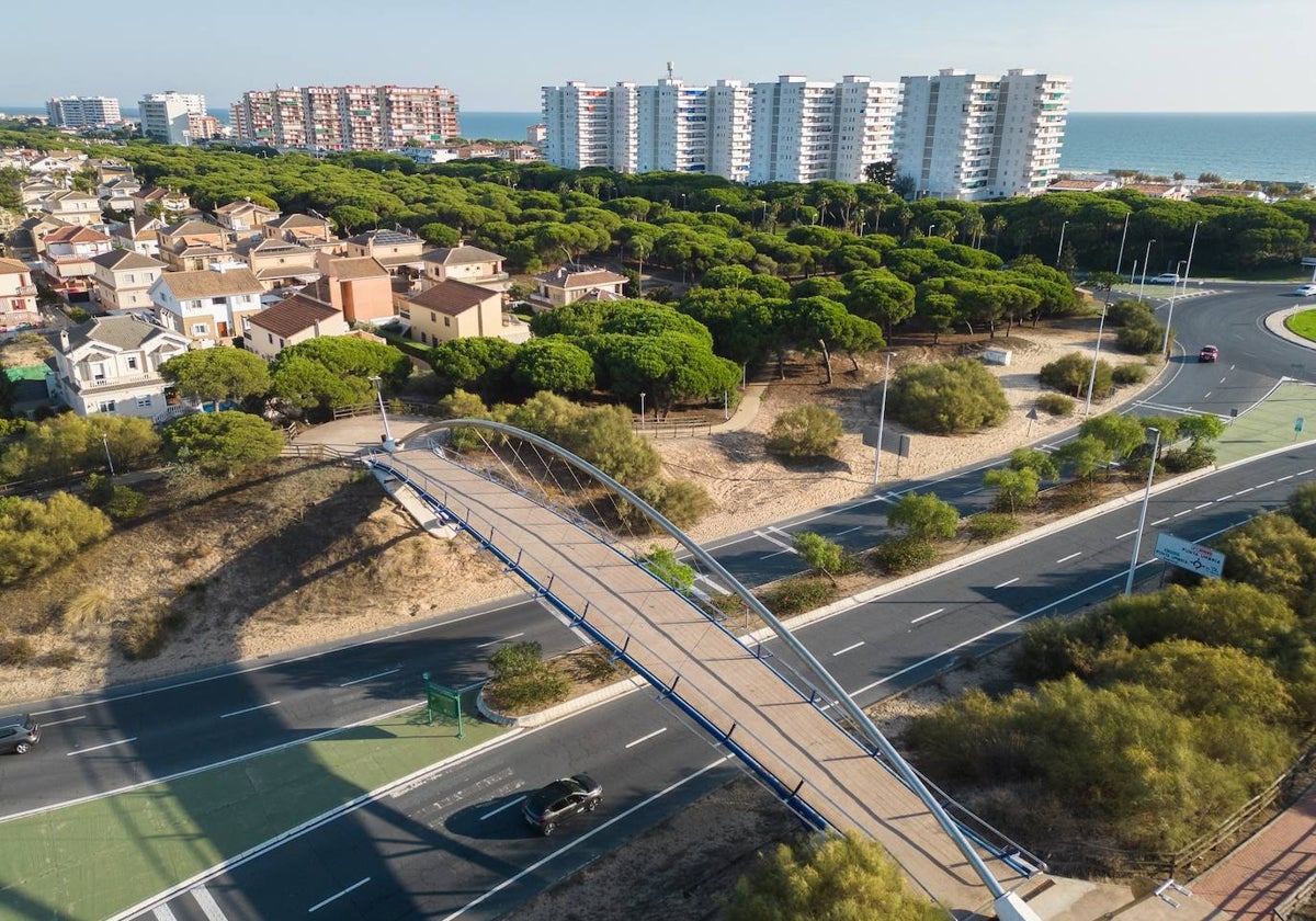 La pasarela peatonal sobre la A-497 permanecerá cerrada tres semanas