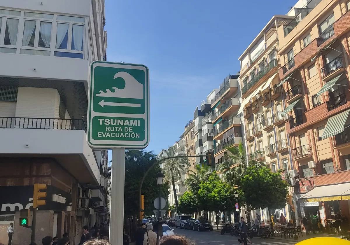 Señales de evacuación ante un posible tsunami en la ciudad