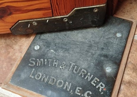 Imagen secundaria 1 - Parte del salón de bienvenida de La Flamenca Inn, detalle de una puerta antigua traída de Londres y foto de hace unos años de Lola y Peter