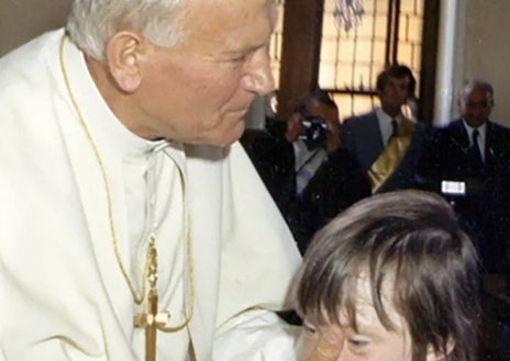 Imagen secundaria 1 - Diferentes imágenes de la vidriera que estuvo en una capilla escocesa visitada por el Papa Juan Pablo II