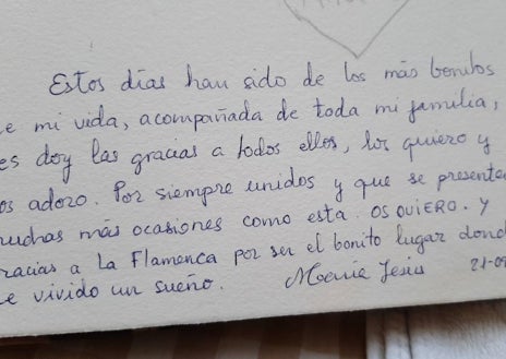 Imagen secundaria 1 - Rincón con un frontal de madera del coro de una iglesia y una vidriera. Abajo mensajes dejados por los huéspedes