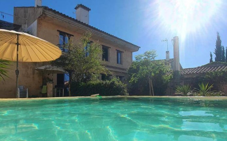 Imagen principal - Vista del jardín desde la piscina, cama de un hotel de Alejandría de los años 20 con dosel y rincón con planta del comedor