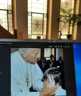 Imagen secundaria 2 - Diferentes imágenes de la vidriera que estuvo en una capilla escocesa visitada por el Papa Juan Pablo II