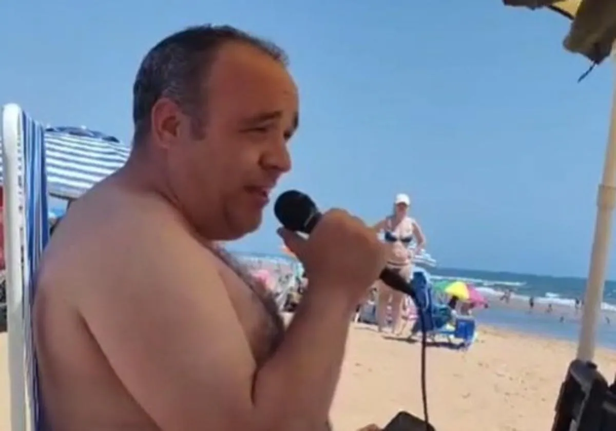 El vídeo viral de un hombre cantando con un micrófono y un altavoz en la  Playa de Punta Umbría