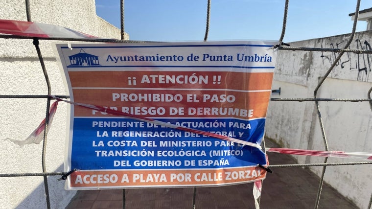 Cartel avisando del riesgo del acceso de la playa