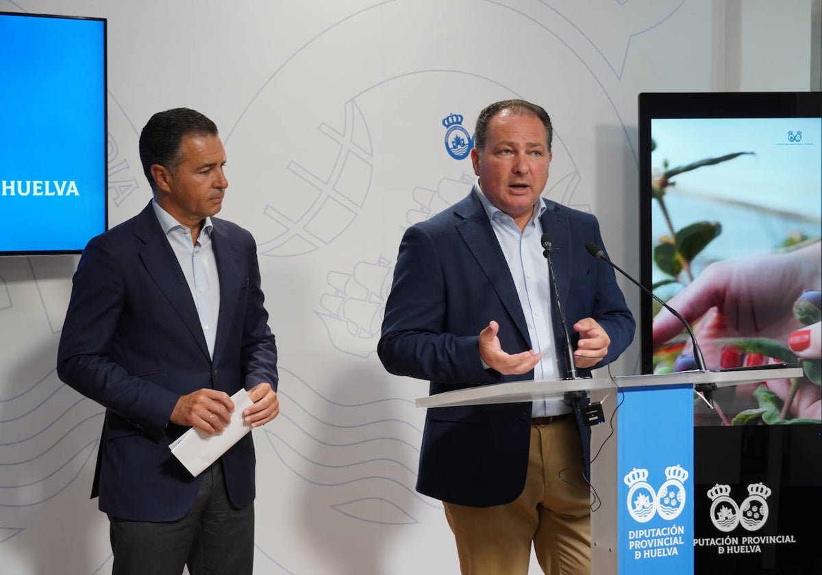 David Toscano junto a Felipe Arias durante la rueda de prensa en la Diputación de Huelva