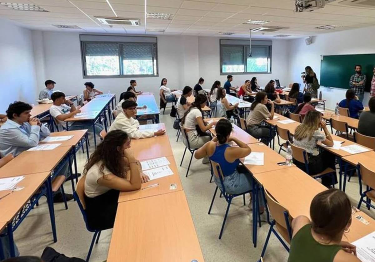 Alumnos realizando un examen de Selectividad