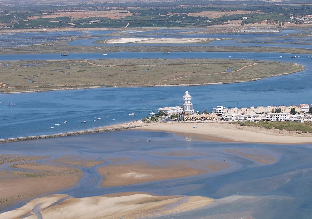 Vista aérea del faro de Isla Cristina