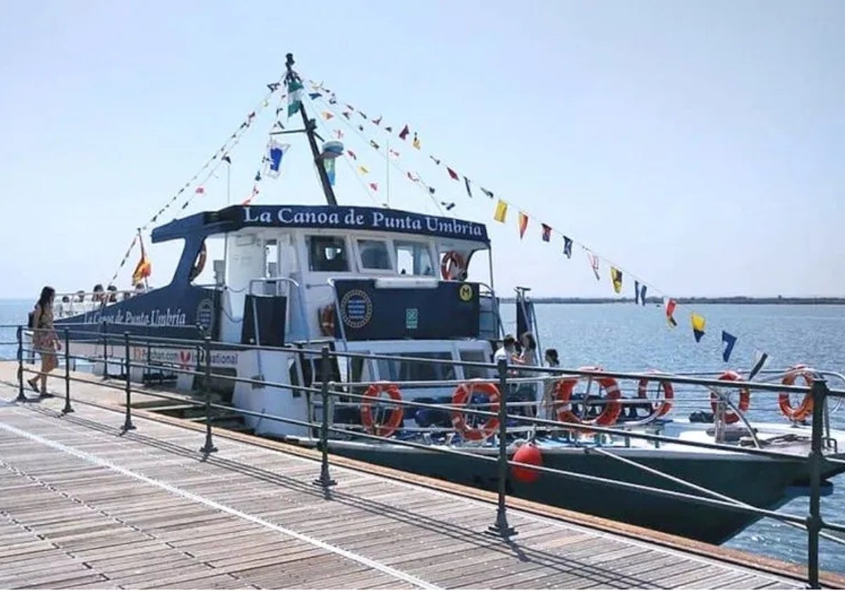 La canoa parte en Huelva desde el Muelle de Levante