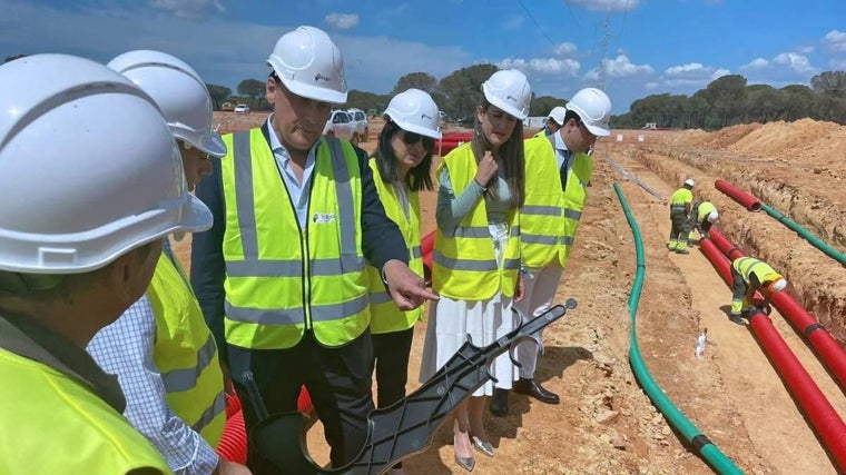 El consejero de Universidades en una visita a los trabajos para el soterramiento de la línea