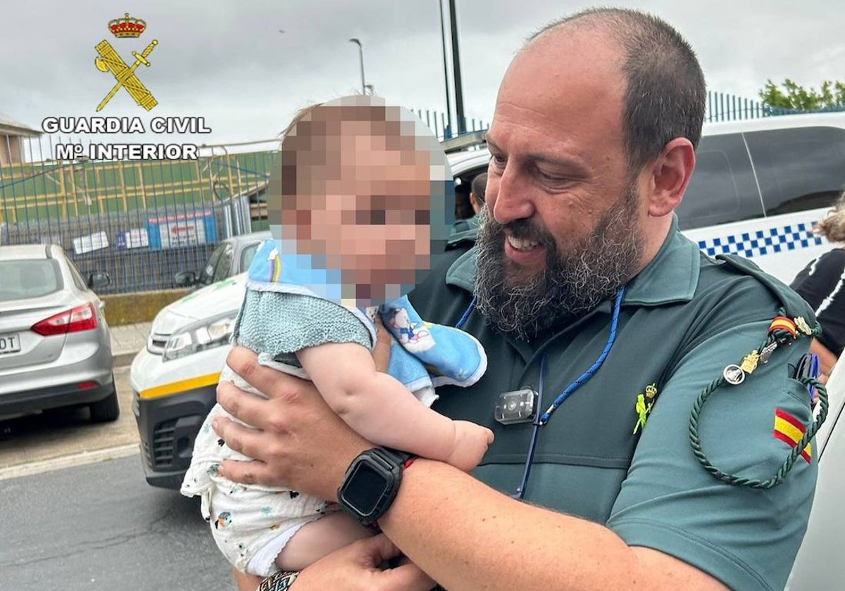 El bebé rescatado por la Guardia Civil