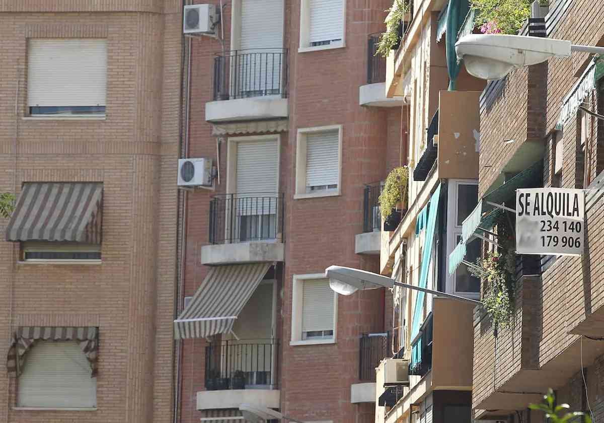 Anuncio de alquiler en un bloque de viviendas