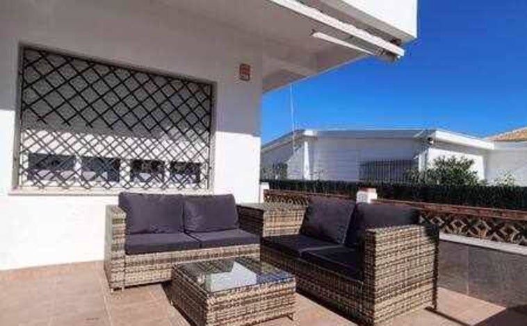Imagen principal - El fantástico chalet con vistas al mar que se puede alquilar en este pueblo de Huelva por menos de 250 euros