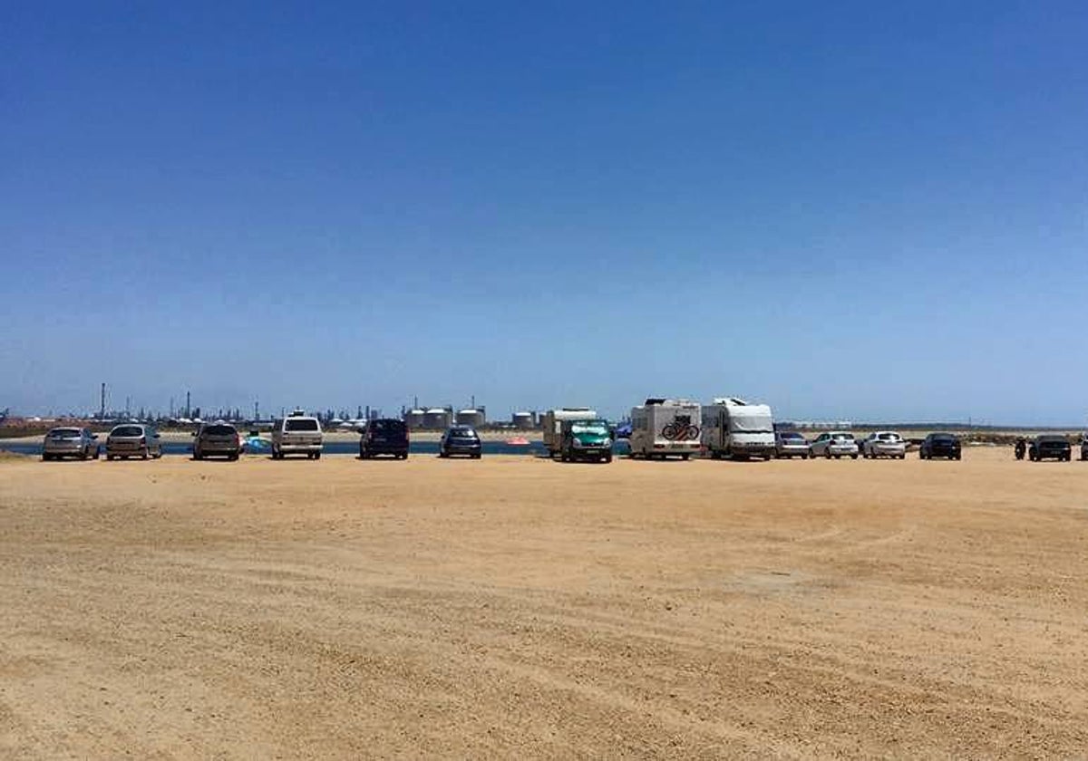 Los aparcamientos en la explanada de la playa de La Canaleta en Punta Umbría