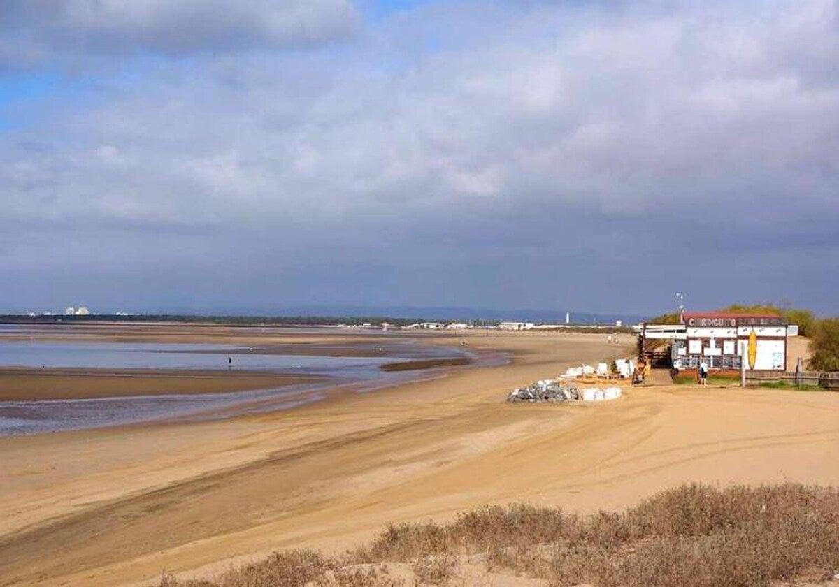 Nubes sobre una playa de Huelva