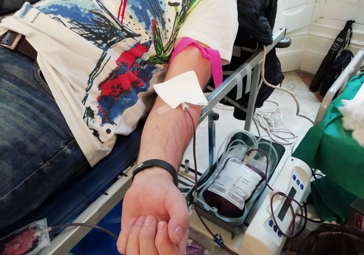 Una persona donando sangre