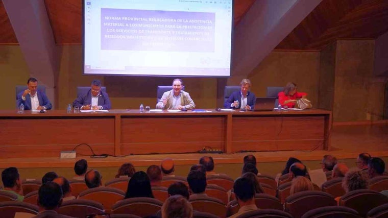 La Diputación presenta a los ayuntamientos la nueva normativa de transporte y tratamiento de residuos