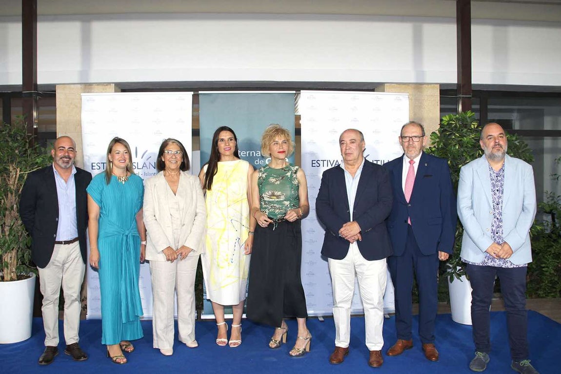 Antonia San Juan, el director de la muestra y una representación de los equipos de gobierno de Lepe e Isla Cristina