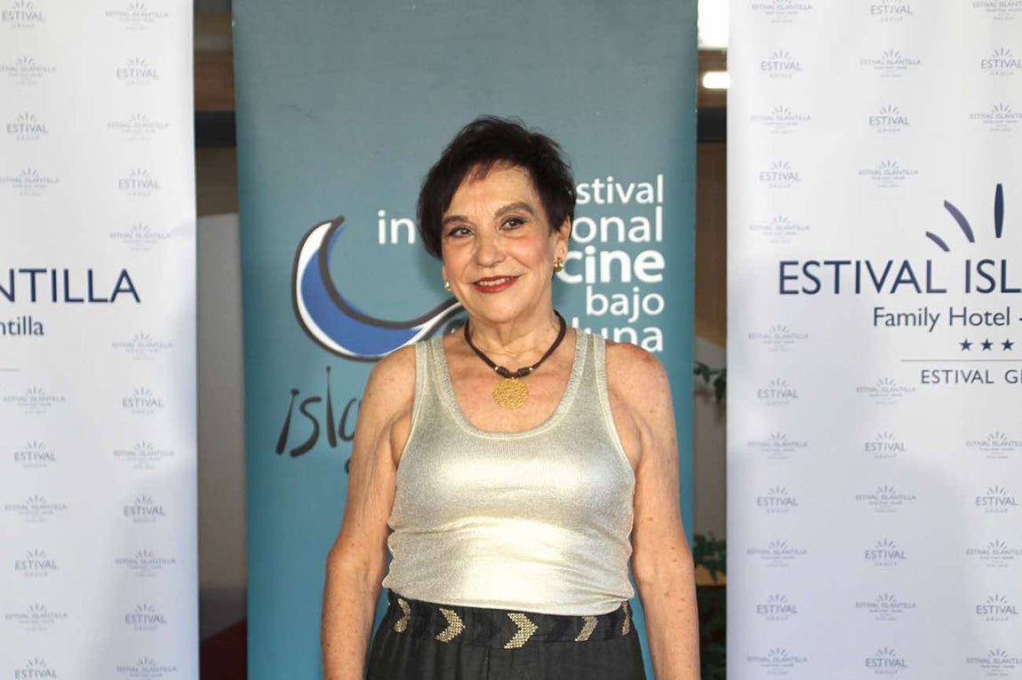 La autora del cartel, Antonia María Peralto