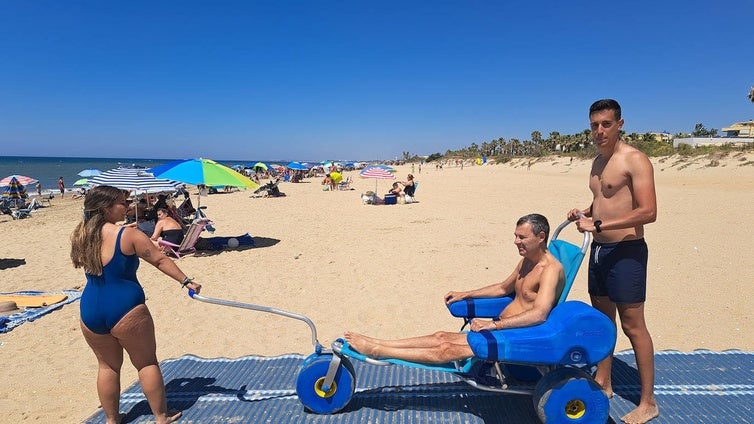 Islantilla vuelve a ofrecer el baño asistido a personas con movilidad reducida