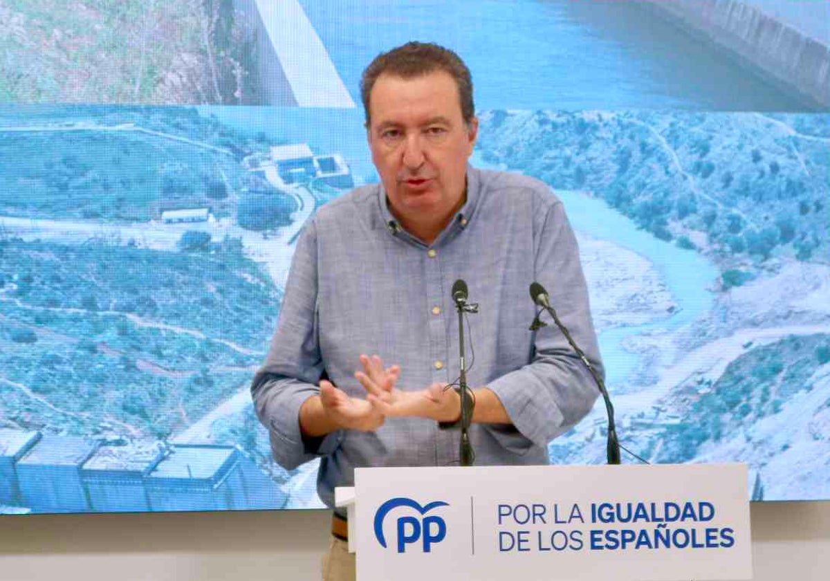 El presidente de los populares onubenses durante su comparecencia ante los medios