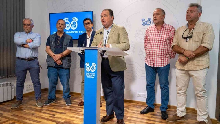 El presidente de la Diputación de Huelva, David Toscano, en rueda de prensa, junto a los representantes sindicales de la institución