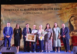 José Fortes recibe el homenaje de Punta Umbría al marinero de mayor edad