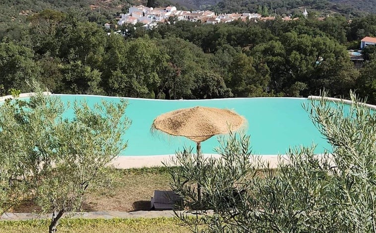 Imagen principal - El establecimiento ofrece una carta basada en los productos de la zona, además de una genial piscina con vistas