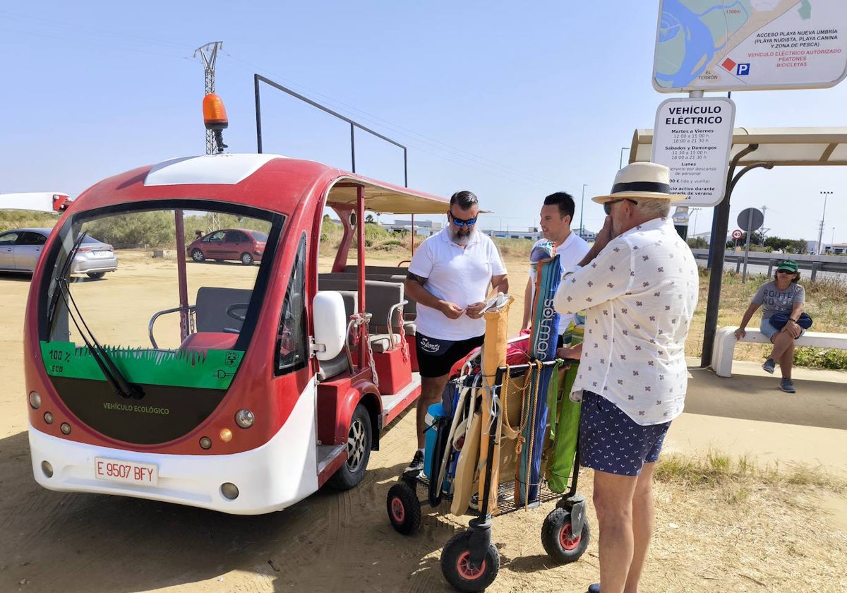 El vehículo eléctrico que realiza el trayecto entre El Terrón y la playa de Nueva Umbría