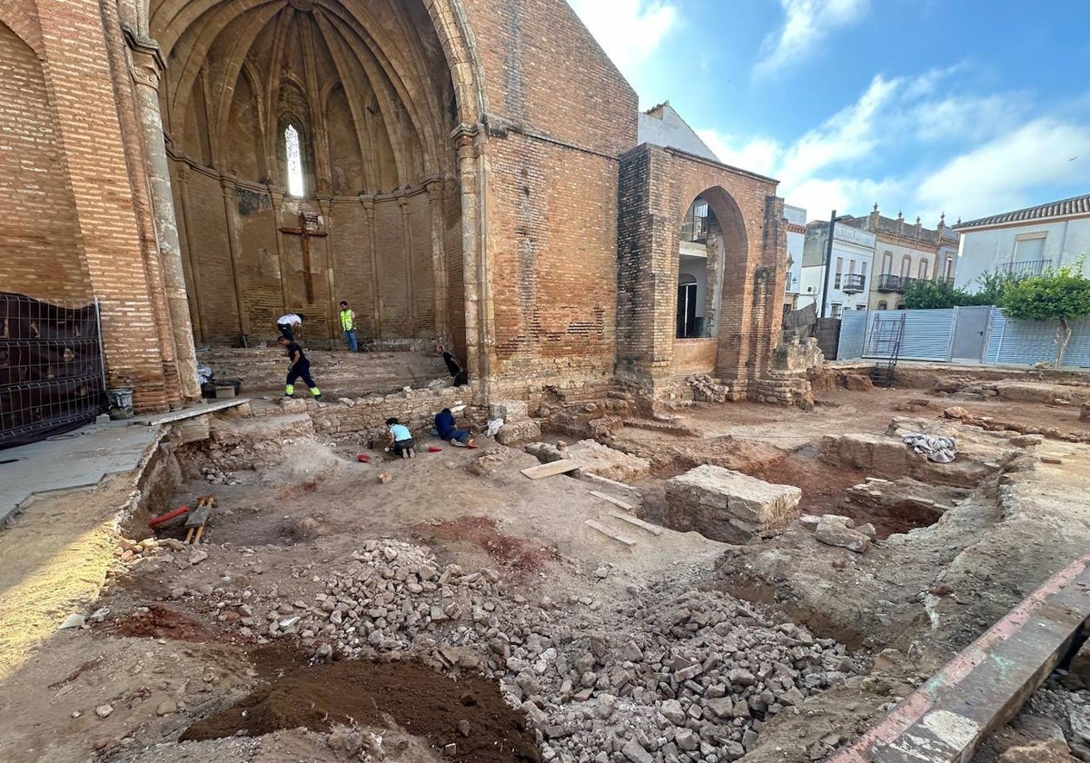 Trabajos arqueológicos en el entorno de la iglesia de San Martín en Niebla