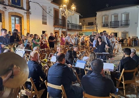 Imagen secundaria 1 - Diversos momentos del emotivo acto de este pasado fin de semana en Berrocal