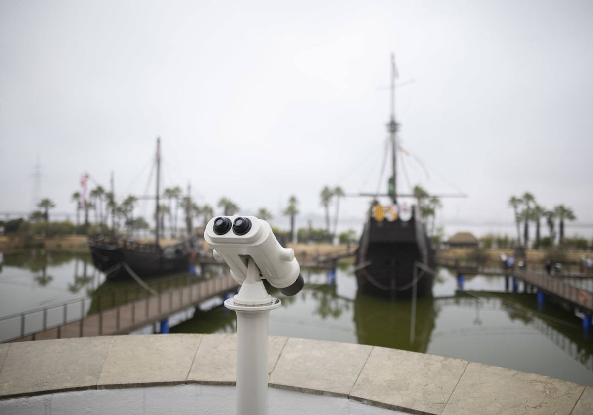 El Muelle de las Carabelas, a vista de prismáticos