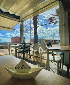 El restaurante situado en primera línea de playa en Islantilla que no te puedes perder este verano: «Imprescindible pedir las croquetas»