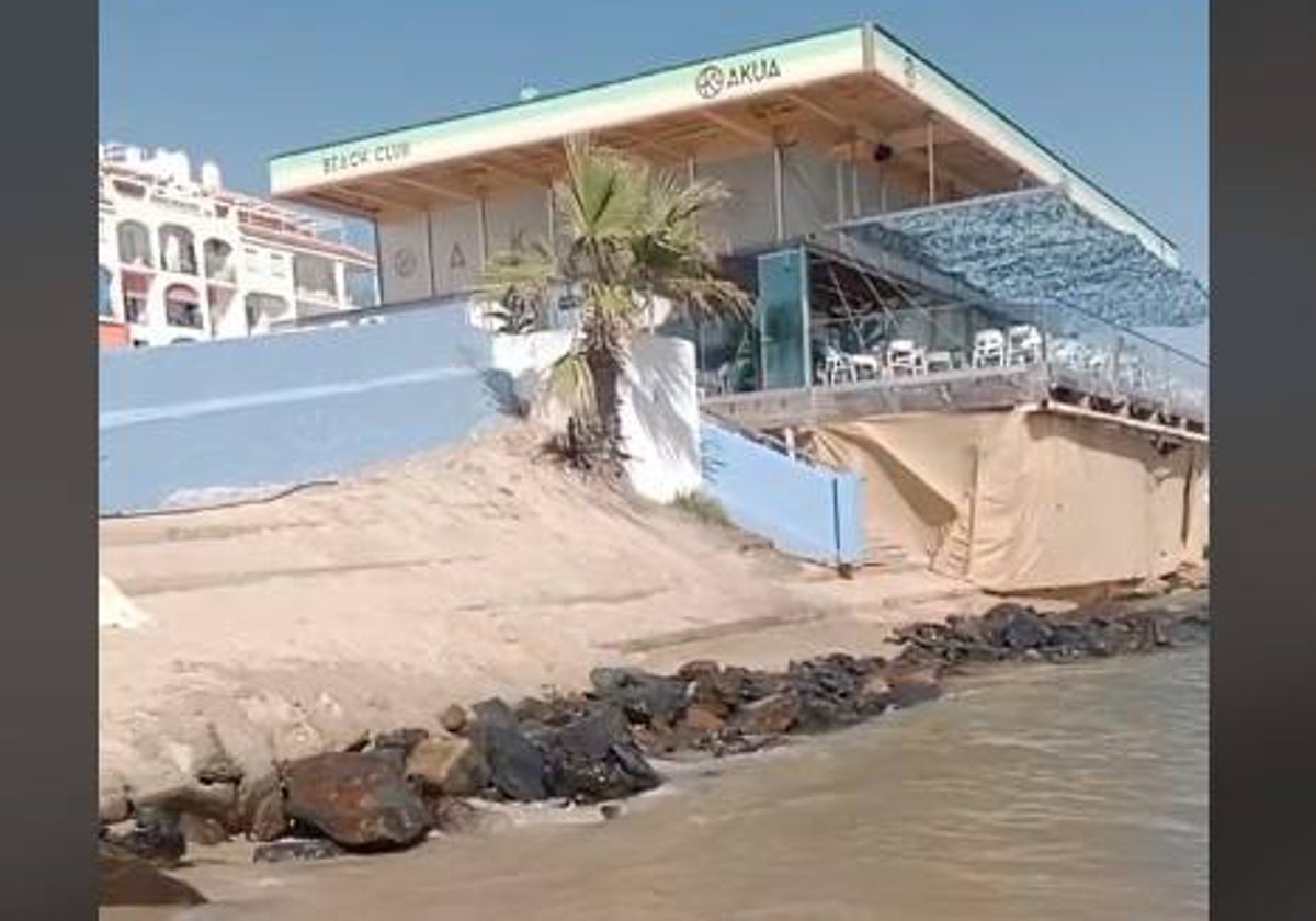 El agua llega a la altura del mismo chiringuito, con la terraza casi suspendida