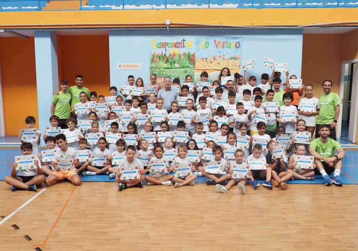 Los niños participantes con su diploma acompañados del alcalde, Carmelo Romero