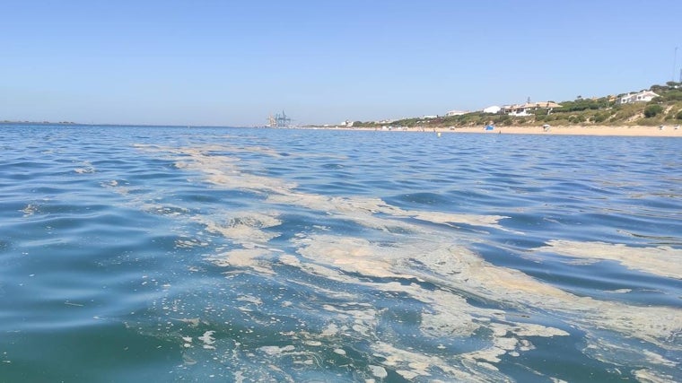 Denuncian los frecuentes vertidos de aguas residuales de barcos en Mazagón