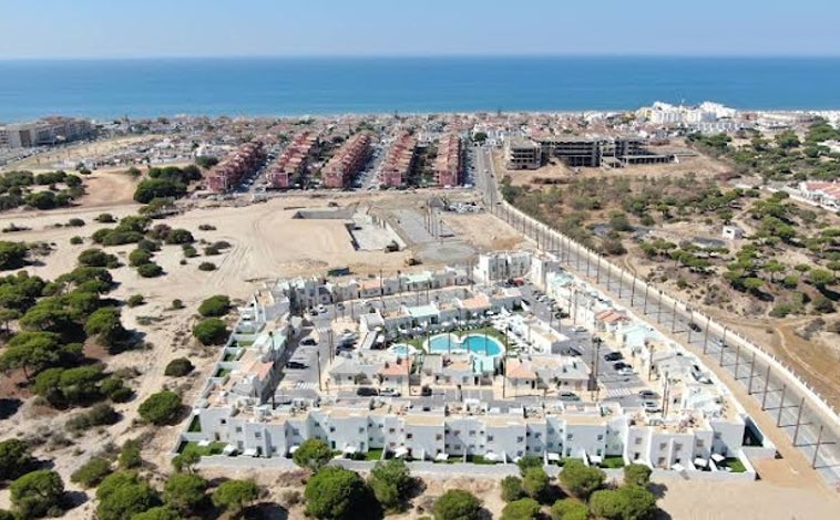 Imagen principal - Parece California, pero es Matalascañas: Así es la nueva &#039;Venice Beach&#039; de Huelva