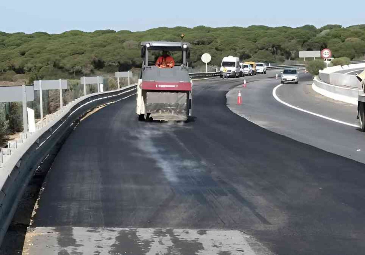 Trabajos de reasfaltado en la A-497, que conecta la capital con Punta Umbría