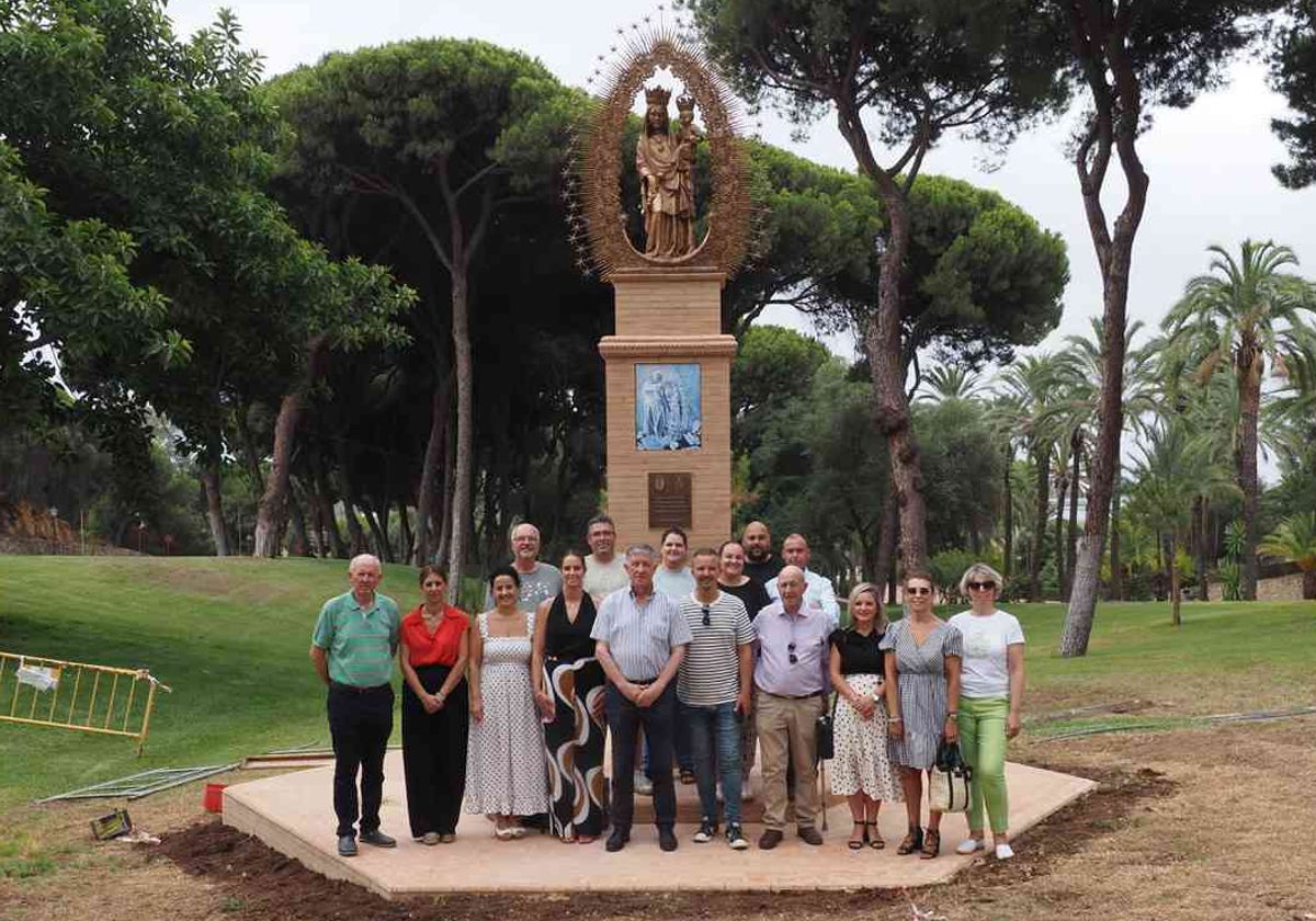 Autoridades en la colocación del monumento de la Virgen de los Milagros en La Rábida