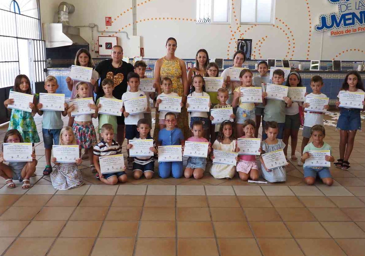 Niños participantes en el taller de pintura en camisetas y reciclaje