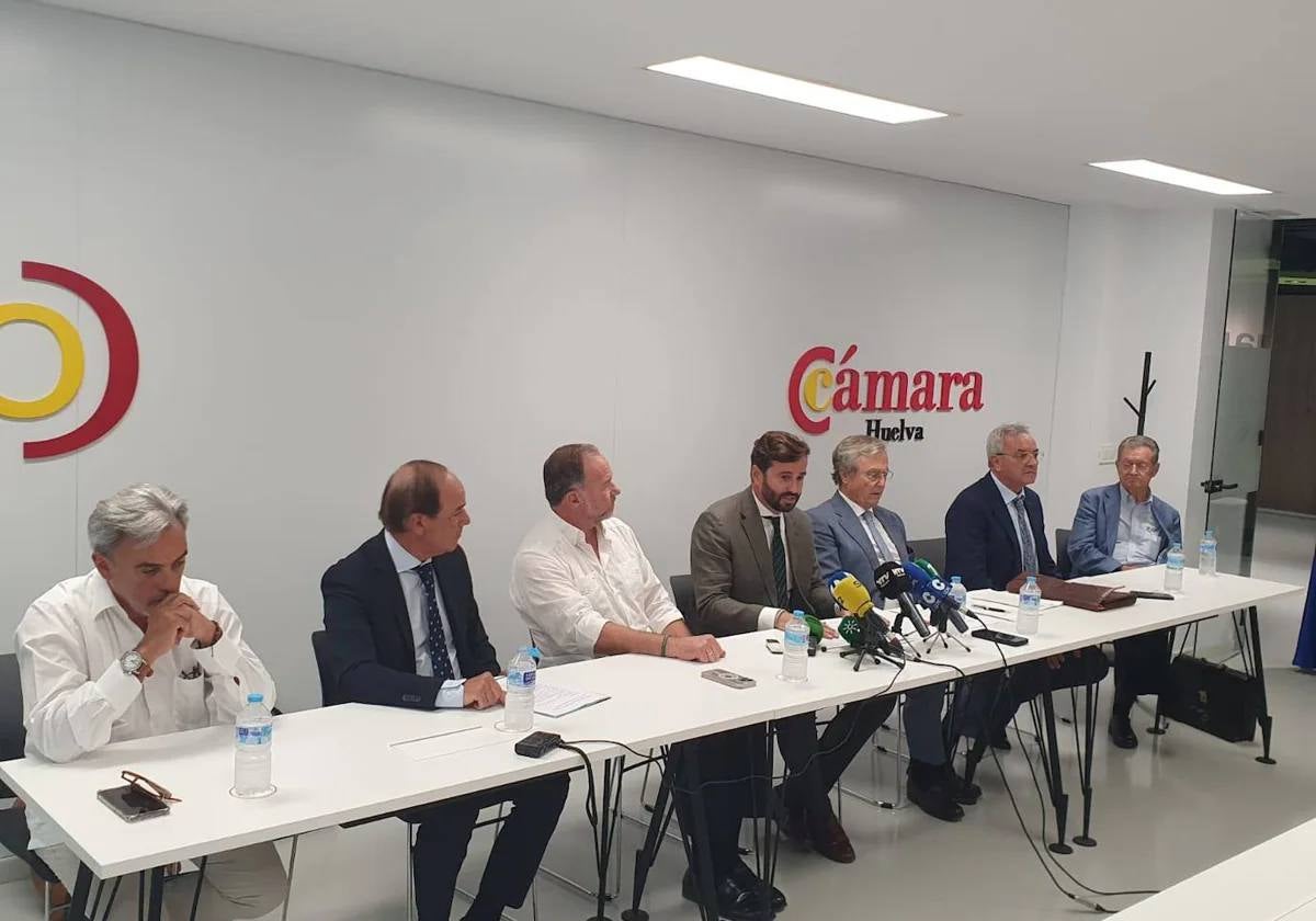 Promotores del aeropuerto de Huelva, en el anuncio de la ampliación de capital