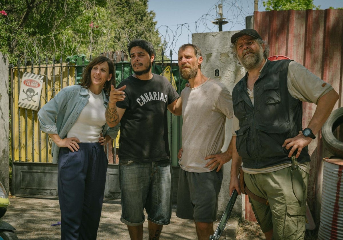 David Sainz junto a algunos de los actores de 'En Fin', la serie rodada en La Antilla, Huelva