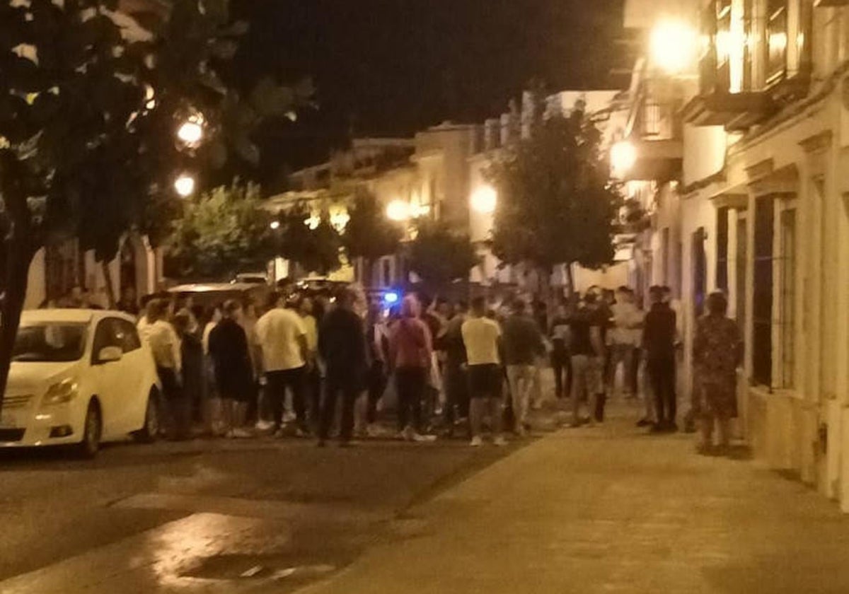 Multitud arremolinada tras la intervención de los efectivos de seguridad para evitar el linchamiento de una persona, el sábado pasado en Almonte