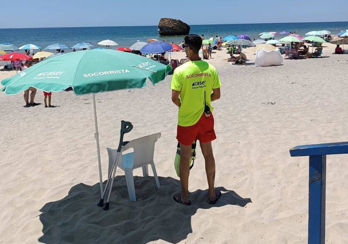 Un socorrista este verano en la playa de Matalascañas