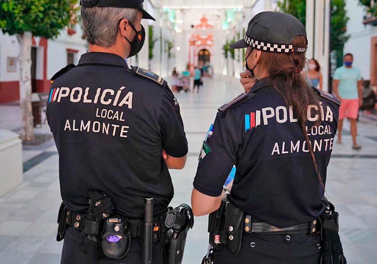 Policías locales en Almonte