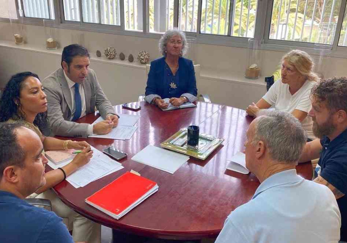 Reunión entre el representante de la Junta y la Asociación de Vecinos Portileños