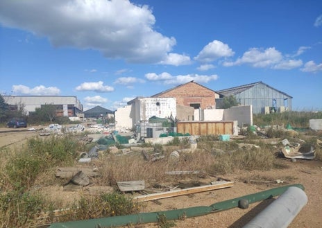 Imagen secundaria 1 - Estado de las instalaciones, vista general de Maresa y una ave protegida de la zona atrapada en una red