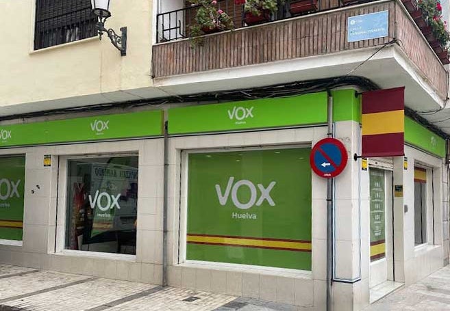 La nueva de Vox en el cruce de las calles Fernando El Católico y Cardenal Cisneros