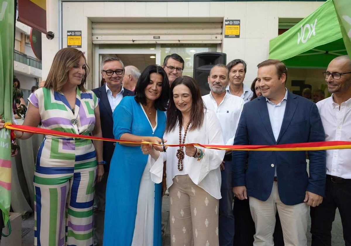 María Ruiz y María López cortan la cinta inaugural